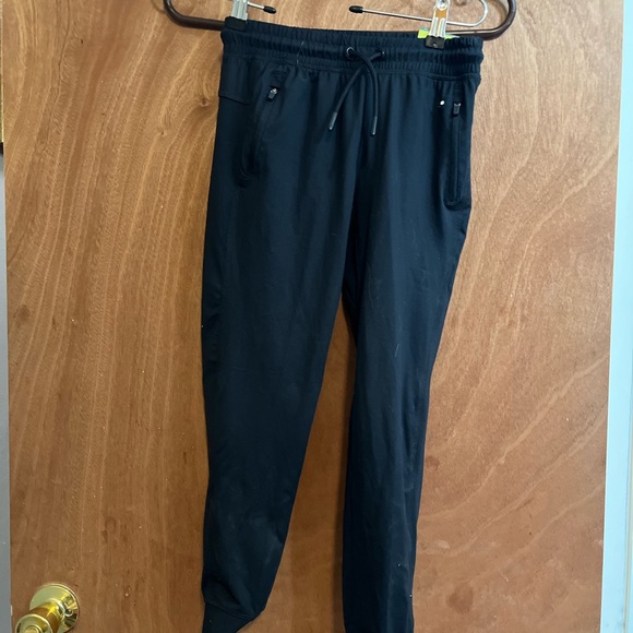 Boy’s black Inder Armour size 9 / 10 Black Sweatpants - Picture 1 of 3